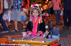 Jeune musicienne en Thaïlande