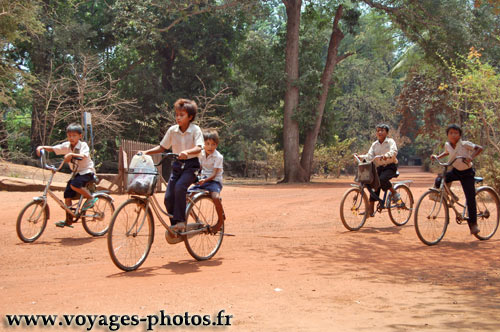 Enfants sur des vlos