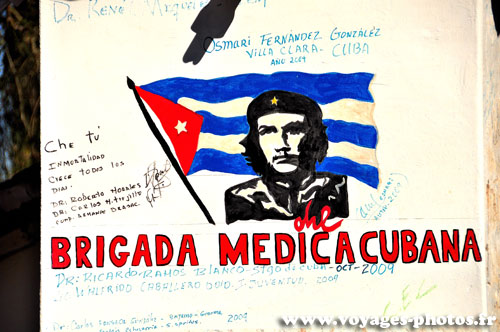 Portrait de Che Guevara et le drapeau Cubain