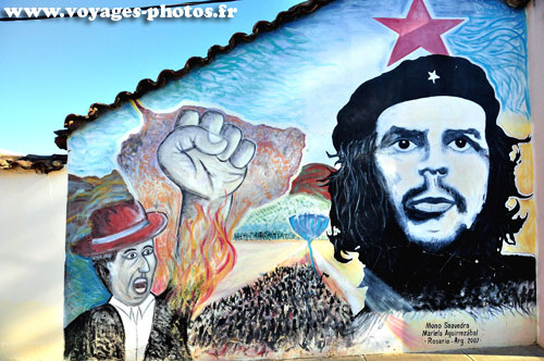 Graffiti avec poing et portrait de Che Guevara