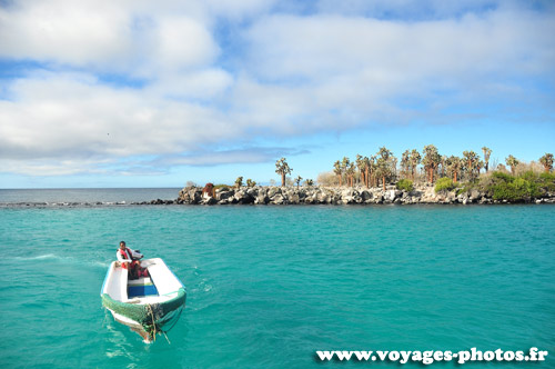 Ilot et barque - Iles des Galapagos