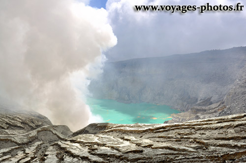 lac acide dans le cratre du Kawah Ijen