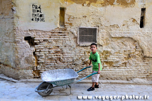 Meknes - enfant avec une brourette 