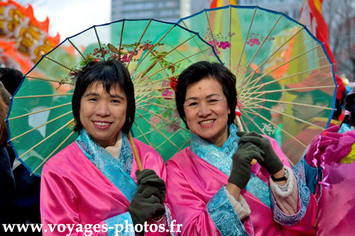 Femmes sous un parapluie vert