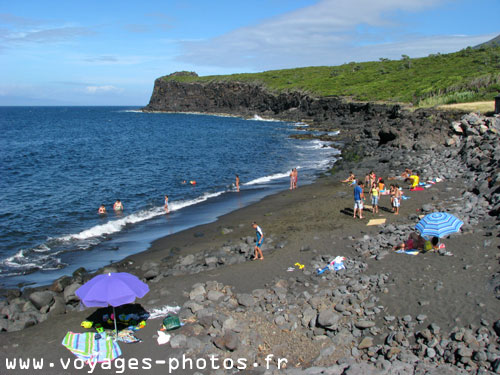 Plage de sable noir sur l