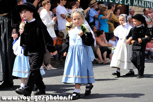 Dfil  fte des brodeuses de Pont-l'Abb