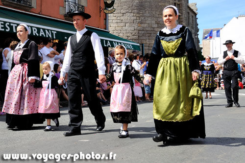 Famille bretonne en costume traditionnel