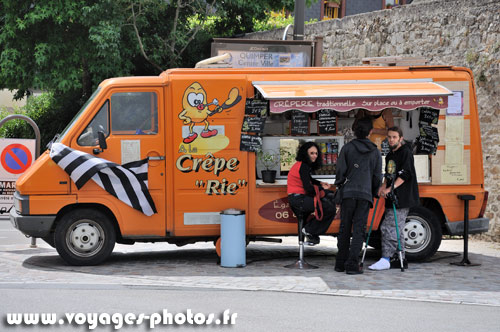 Camion servant de creperie