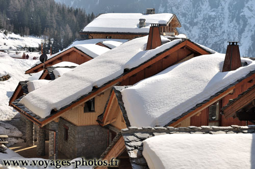 Toiture couverte de neige en Savoie