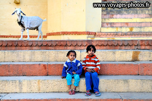 Enfants sur les marches du Ght